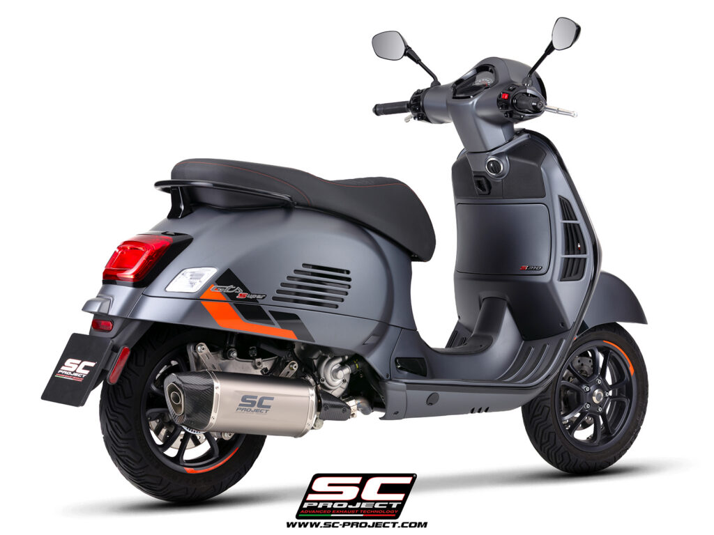 Vespa_GTS 310 SuperSport_2025-2026_SlipOn_Racing_Tourer_Titanium_01-3-4Rear