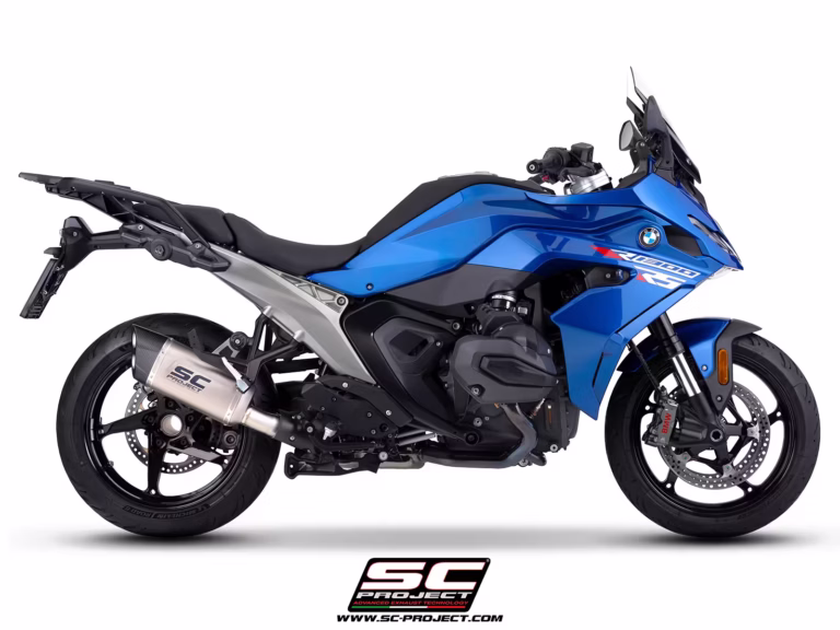 BMW_R1300RS_2026_SlipOn_Euro5Plus_Adventure-R_Titanium_02-Side